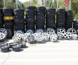 سارقان لاستیک خودرو