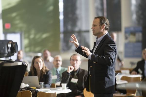 نحوه صحبت کردن در جمع روش حرف زدن در سخنرانی