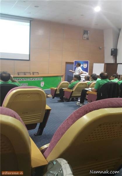 وحید شمسایی با پای برهنه در کلاس مربیگری +عکس وحید شمسایی