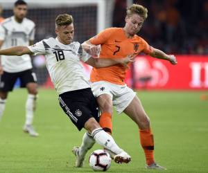 گریه داور در زمین فوتبال