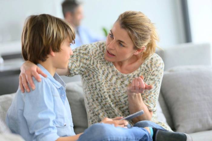 گوش دادن به حرف های کودک حرف زدن با کودک