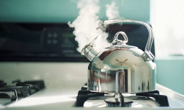 آماده کردن آب جوش برای پذیرایی از مهمان آب جوش