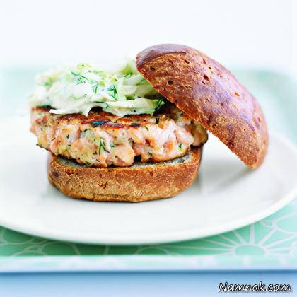 طرز تهیه برگر سالمون با سس شوید برگر سالمون با سس شوید