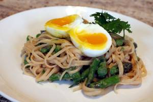 نودل با تخم مرغ و مارچوبه