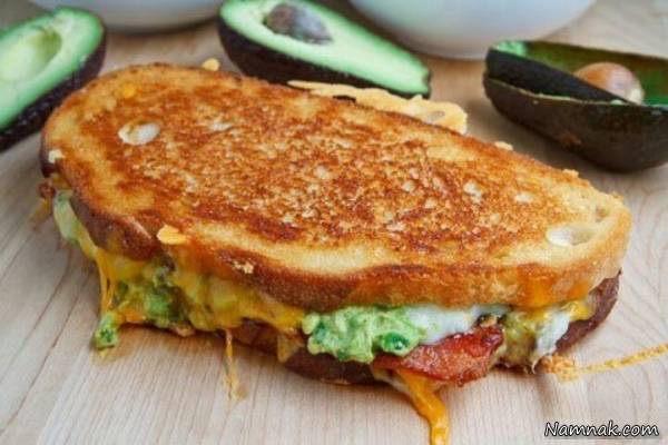 ساندویچ پنیر کبابی و آووکادو