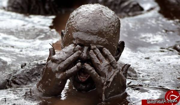 مسابقه ای عجیب شنا در باتلاق در ایرلند شمالی شنا در باتلاق