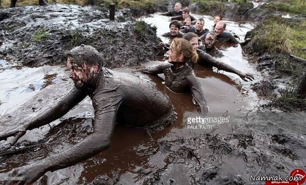 مسابقه ای عجیب شنا در باتلاق در ایرلند شمالی شنا در باتلاق