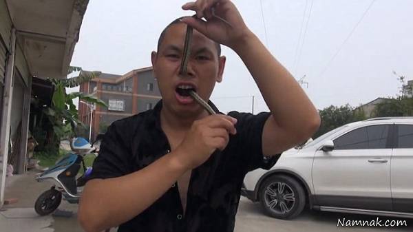 فرو کردن مار داخلی بینی مرد