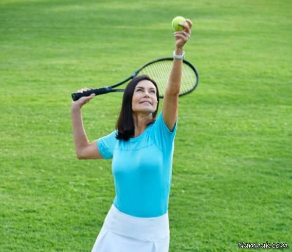 زن جوان در حال بازی تنیس زن جوان