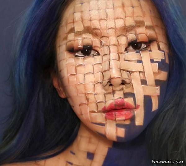 نقاشی روی صورت آرایشگر زن 