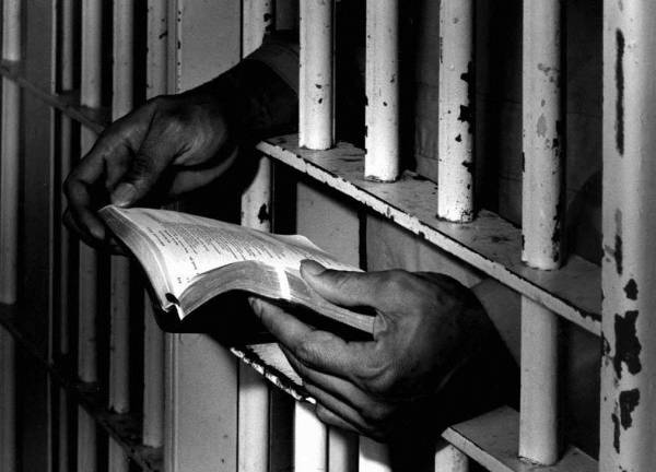 کتاب خواندن در زندان