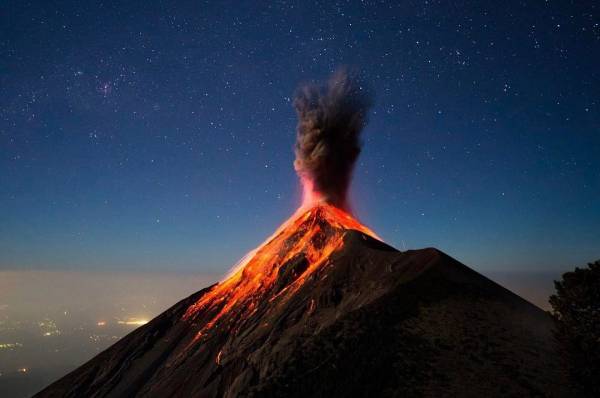 فوران 10 تا 20 کوه آتشفشان روزانه در کره زمین