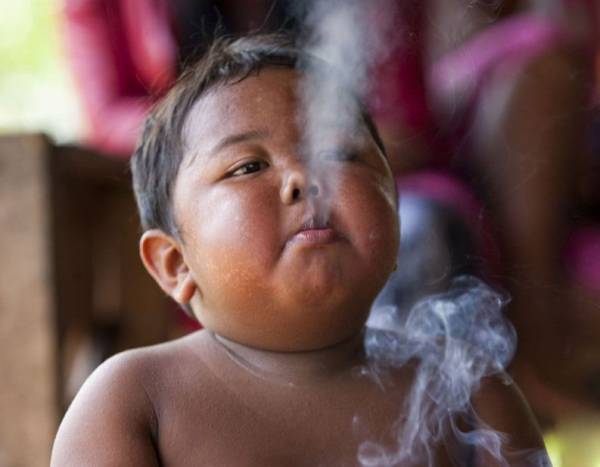 کودکی که روزی 40 نخ سیگار می کشید