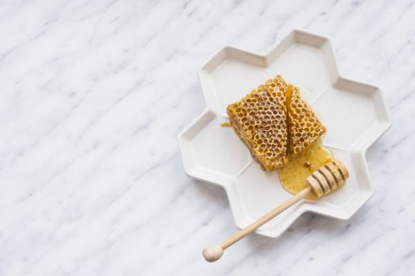 عسل و زنبور
