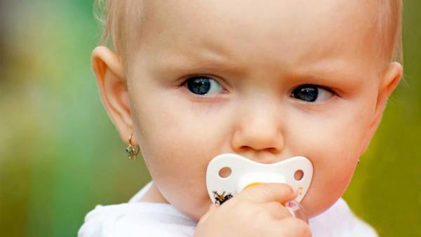 عوارض سوراخ کردن گوش نوزاد خطرات سوراخ کردن گوش کودک