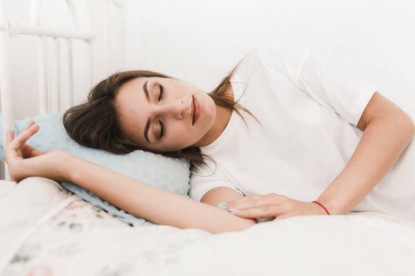 خوابیدن در سمت چپ تخت